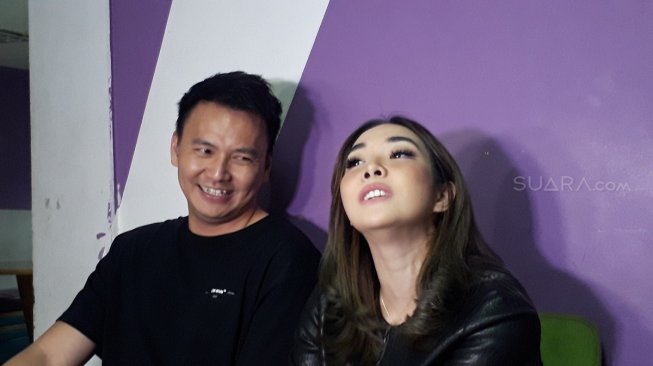 Wijaya Saputra dan Gisella Anastasia di Jalan Kapten P. Tendean, Mampang Prapatan, Jakarta Selatan, Kamis (4/7/2019). [Ismail/Suara.com]