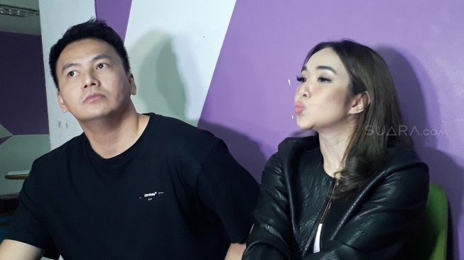 Wijaya Saputra dan Gisella Anastasia di Jalan Kapten P. Tendean, Mampang Prapatan, Jakarta Selatan, Kamis (4/7/2019). [Ismail/Suara.com]