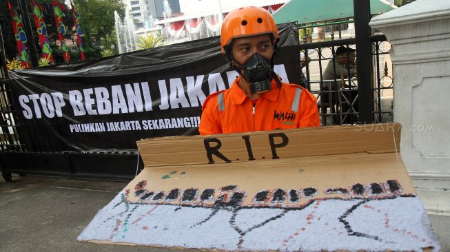 Sejumlah aktivis Wahana Lingkungan Hidup Indonesia (Walhi) berunjuk rasa di depan Kantor Gubernur DKI Jakarta, Jalan Medan Merdeka Selatan, Jakarta, Jumat (5/7). [Suara.com/Arief Hermawan P]