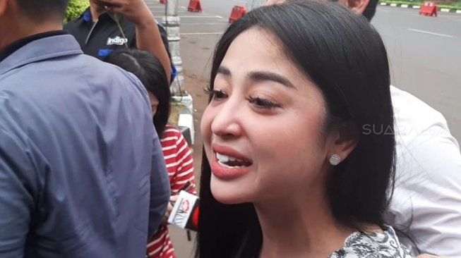 Kini Sukses, Dewi Perssik Dulu Pernah Jadi Pengamen Jalanan