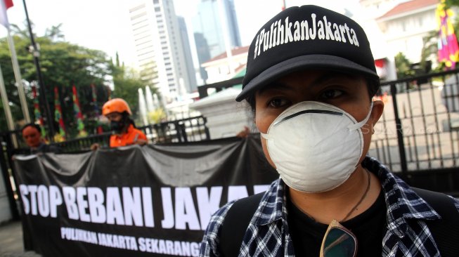 Sejumlah aktivis Wahana Lingkungan Hidup Indonesia (Walhi) berunjuk rasa di depan Kantor Gubernur DKI Jakarta, Jalan Medan Merdeka Selatan, Jakarta, Jumat (5/7). [Suara.com/Arief Hermawan P]