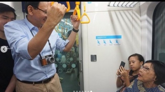 Ahok alias BTP dan Sean Purnama mencoba MRT di Jakarta. (@basukibtp/instagram)