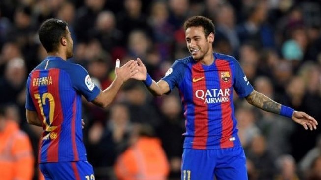 Neymar merayakan golnya bersama Rafinha saat masih memperkuat Barcelona. LLUIS GENE / AFP
