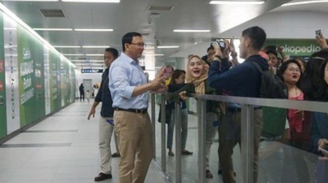 Mantan Gubernur DKI Jakarta Basuki Tjahaja Purnama atau Ahok menyambangi salah satu stasiun MRT di Stasiun MRT ASEAN, Jakarta, Jumat (5/7). (Instagram/@basukibtp)