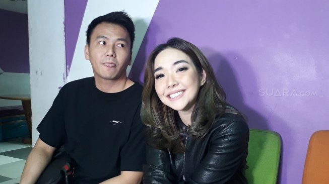 Wijaya Saputra dan Gisella Anastasia di Jalan Kapten P. Tendean, Mampang Prapatan, Jakarta Selatan, Kamis (4/7/2019). [Ismail/Suara.com]