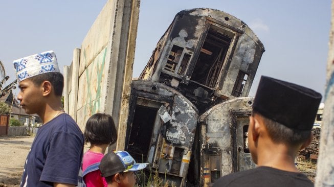 Sejumlah gerbong kereta bekas yang hangus terbakar di Area penyimpanan di Stasiun Purwakarta, Purwakarta, Jawa Barat, Sabtu (6/7).[ANTARA FOTO/M Ibnu Chazar]