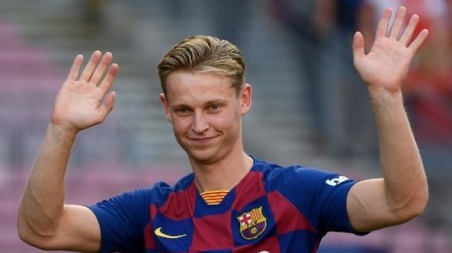 Gelandang baru Barcelona Frenkie de Jong menyapa para suporternya saat diperkenalkan secara resmi di Camp Nou stadium, Barcelona. LLUIS GENE / AFP