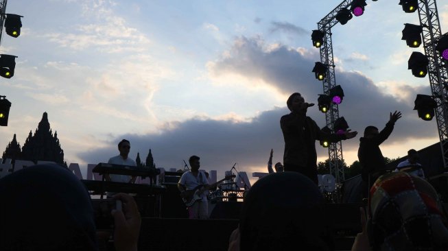 Penampilan Langit Sore di hari kedua Prambanan Jazz 2019 (Suara.com Aditya)