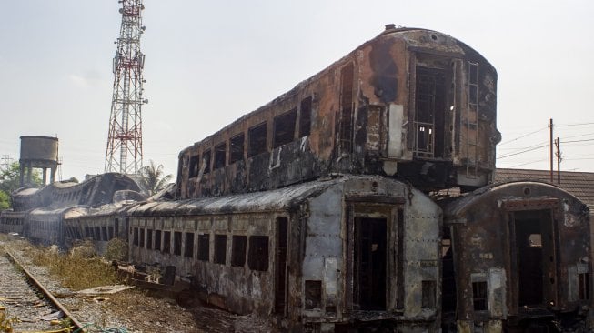 Sejumlah gerbong kereta bekas yang hangus terbakar di Area penyimpanan di Stasiun Purwakarta, Purwakarta, Jawa Barat, Sabtu (6/7).[ANTARA FOTO/M Ibnu Chazar]