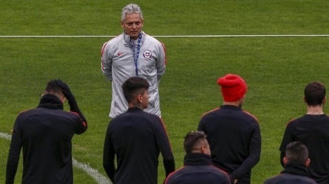 Pelatih Chile Reinaldo Rueda memberikan instruksi sebelum skuatnya melakukan sesi latihan guna menghadapi Argentina di Copa America 2019. Miguel SCHINCARIOL / AFP