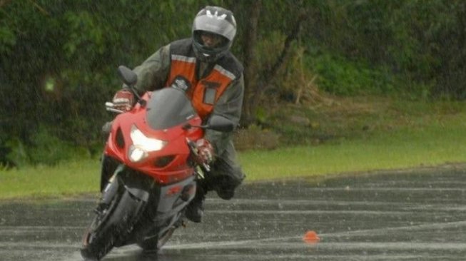 Ilustrasi Berkendara di Kondisi Hujan. (Motorcycle Island)