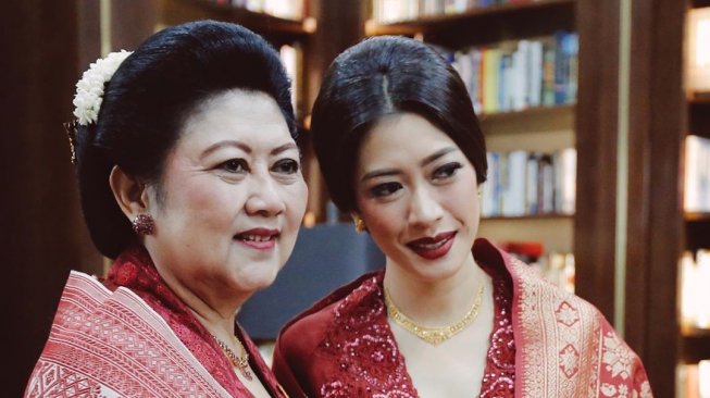 Kangen Memo, Putri Aliya Rajasa Tempelkan Telinga di Makam Ani Yudhoyono