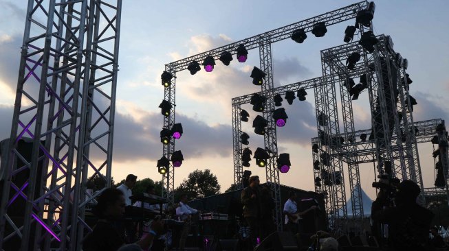 Penampilan Langit Sore di hari kedua Prambanan Jazz 2019 (Suara.com Aditya)