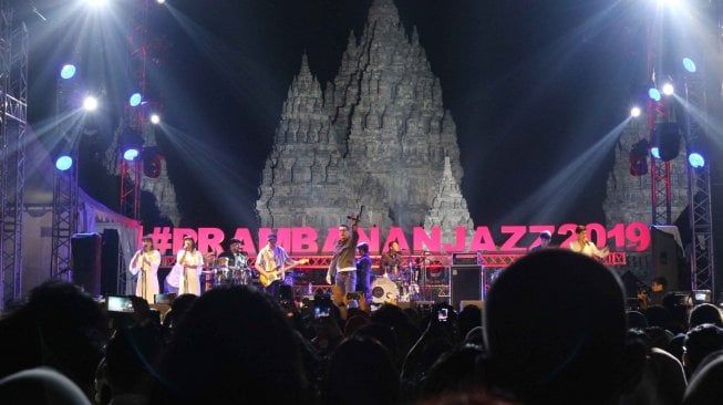 Maliq & d'Essentials menggoyang panggung Festival Show Prambanan Jazz 2019 (Suara.com Aditya)