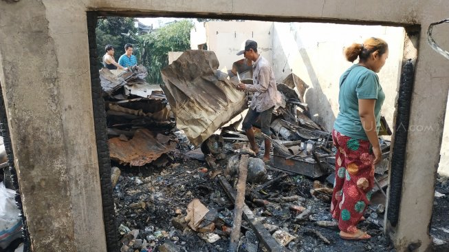 Rumah Bisril Hati (57) ikut terbakar saat kebakaran terjadi di pemukiman padat penduduk di Jalan Cipinang Jaya, Jakarta Timur pada Sabtu (6/7/2019) pagi. (Suara.com/Fakhri)