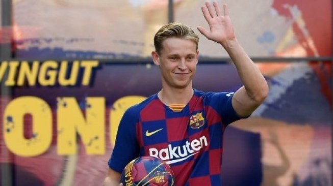 Gelandang baru Barcelona Frenkie de Jong diperkenalkan secara resmi kepada suporternya di Camp Nou stadium, Barcelona. LLUIS GENE / AFP