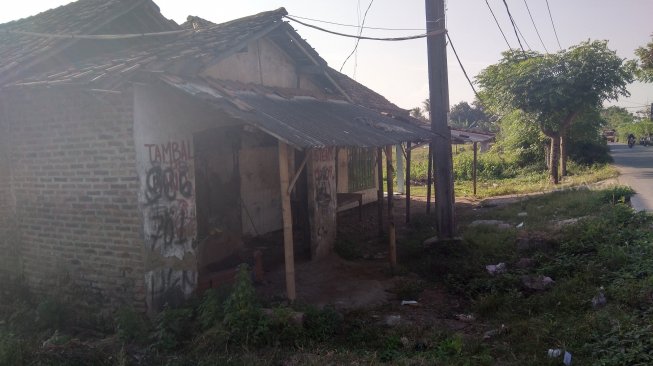 Lokasi Mawar diperkosa di rumah kosong dekat sawah. (Suara.com/ Muhammad Iqbal)