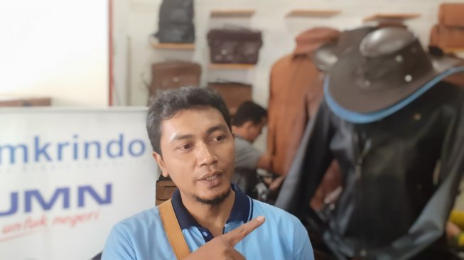 Dikdik, pemilik usaha jaket kulit di Garut. (Suara.com/Achmad Fauzi)