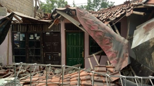 Tak Ada Hujan dan Angin, Satu Rumah Warga di Depok Ambruk