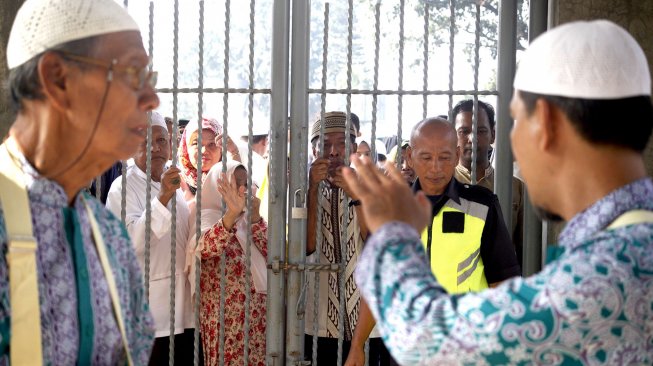 Jemaah calon haji kloter pertama DKI Jakarta saat tiba di Asrama Haji Embarkasi Jakarta, di Pondok Gede, Jakarta, Sabtu (6//7). [ANTARA FOTO/Yulius Satria Wijaya]