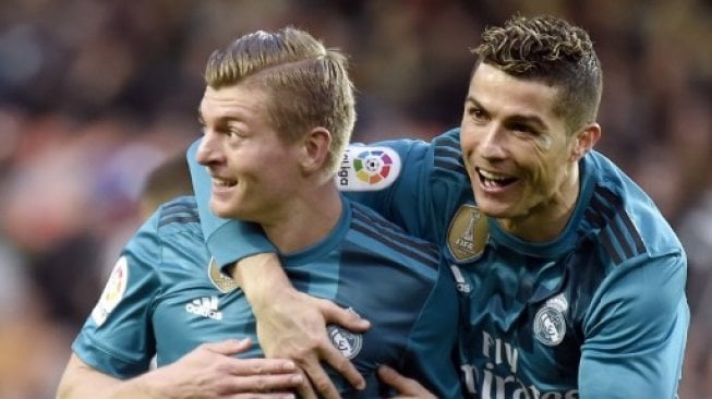 Toni Kroos dan Cristiano Ronaldo saat masih sama-sama membela Real Madrid. (JOSE JORDAN / AFP)