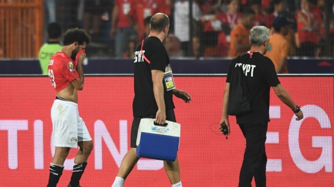 Mohamed Salah terlihat sedih usai Mesir tersingkir dari Piala Afrika 2019, Minggu (7/7/2019). Mesir tersingkir dari gelaran Piala Afrika 2019 setelah kalah tipis dari Afrika Selatan 0-1. [OZAN KOSE / AFP]