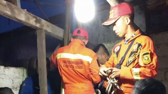 Petugas saat mengevakuasi mayat Rohmah di dalam sumur rumahnya. (dok. petugas damkar).
