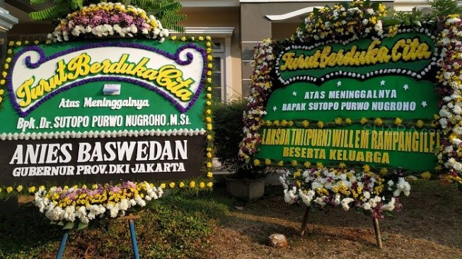 Penampakan karangan bunga dari pejabat di rumah duka Kapusdatin BNPB Sutopo. (Suara.com/Yasir).