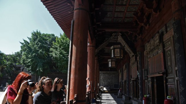 Wisatawan mengamati Masjid Raya Xi'an di Xi'an, Shaanxi, China, Sabtu (6/7). ANTARA FOTO/Zabur Karuru