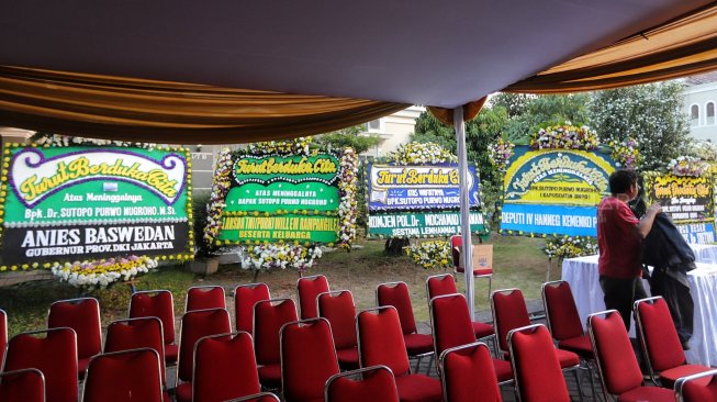 Sejumlah karangan bunga berdatangan ke rumah duka almarhum Sutopo Purwo Nugroho di kediamannya, Rafles Hills, Cimanggis, Depok, Minggu (7/7). [Suara.com/Muhaimin A Untung]