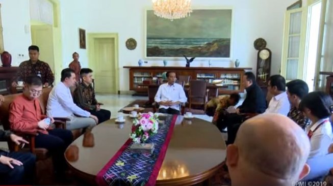 Rich Brian bertemu Jokowi di Istana Kepresidenan Bogor, Jawa Barat, Minggu (7/7/2019). [YouTube/SekretariatPresiden]