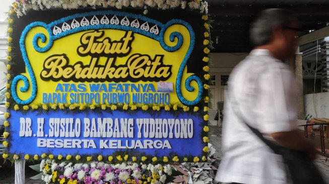 Sejumlah karangan bunga berdatangan ke rumah duka almarhum Sutopo Purwo Nugroho di kediamannya, Rafles Hills, Cimanggis, Depok, Minggu (7/7). [Suara.com/Muhaimin A Untung]
