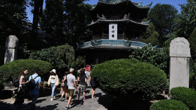 Wisatawan mengamati Masjid Raya Xi'an di Xi'an, Shaanxi, China, Sabtu (6/7). ANTARA FOTO/Zabur Karuru