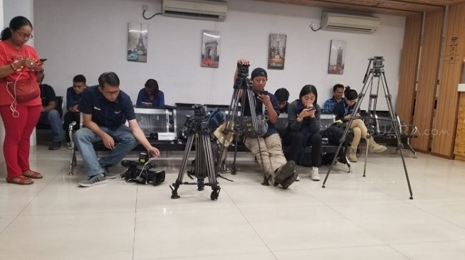 Awak media menanti pemulangan jenazah Sutopo PN di Bandara Soetta. (Suara.com/M. Iqbal).