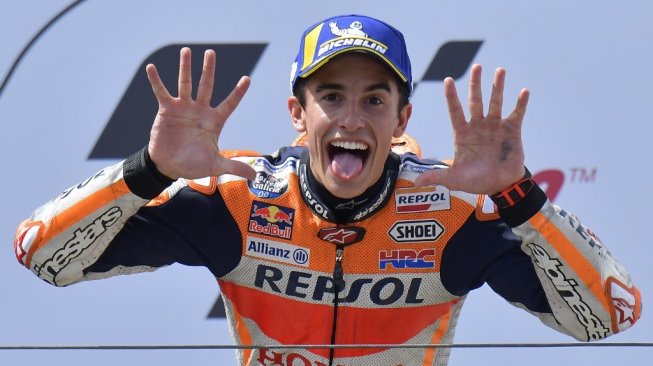 Pebalap Repsol Honda, Marc Marquez, merayakan kemenangan ke-10 secara beruntun di MotoGP Jerman usai finis pertama dalam balapan di Sirkuit Sachsenring, Minggu (7/7/2019). [AFP/Tobias Schwarz]