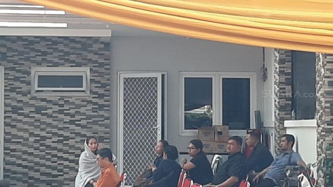 Suasana para pelayat di rumah duka Kapusdatin BNPB Sutopo PN di Depok. (Suara.com/Supriyadi).