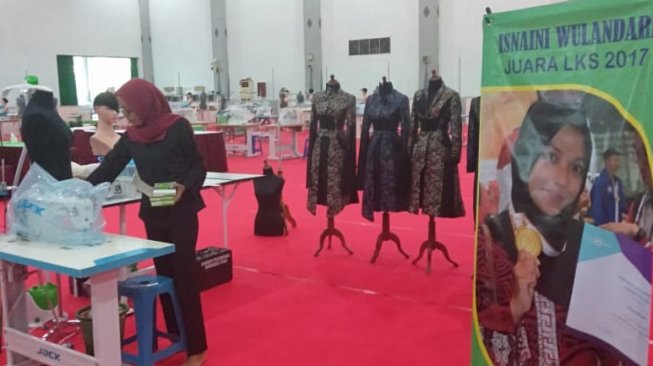 Persiapan lomba Fashion Technology. (Rima Suliastini/Suara.Com)