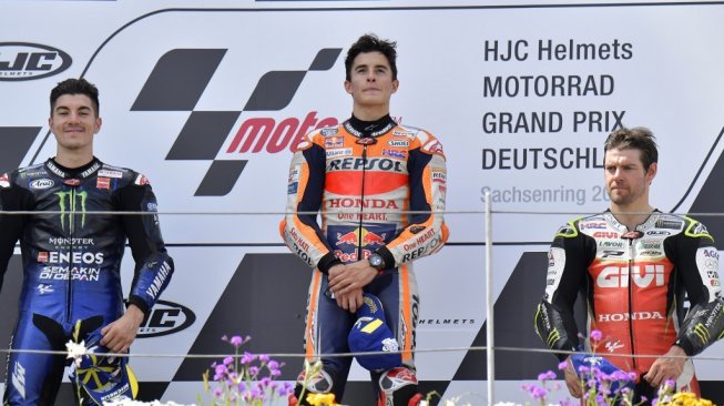 Pebalap Repsol Honda, Marc Marquez (tengah), memenangi balapan MotoGP Jerman 2019 di Sirkuit Sachsenring, Minggu (7/7/2019). Diikuti kemudian oleh Maverick Vinales (kiri/Monster Energy Yamaha) dan Cal Crutchlow (LCR Honda). [AFP/Tobias Schwarz]