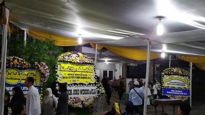 Keluarga mendiang Sutopo menggelar tahlilan di rumah duka. (Suara.com/Supriyadi)