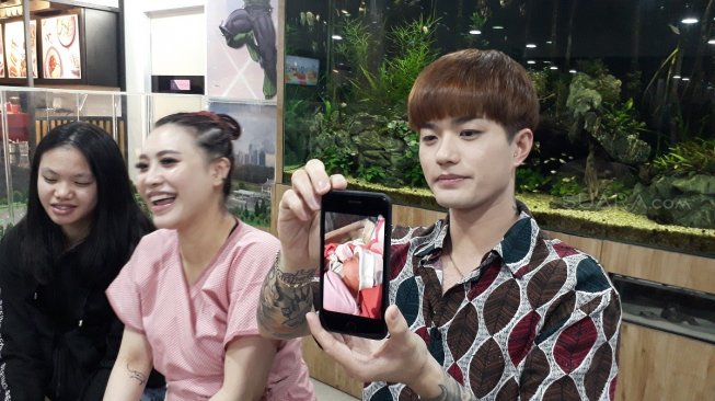 Lee Jeong Hoon dan istrinya, Moa Aeim di Rumah Sakit Brawijaya, Jakarta Selatan, Minggu (7/7/2019). [Ismail/Suara.com]