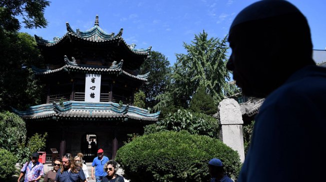 Wisatawan mengamati menara Masjid Raya Xi'an di Xi'an, Shaanxi, China, Sabtu (6/7). ANTARA FOTO/Zabur Karuru