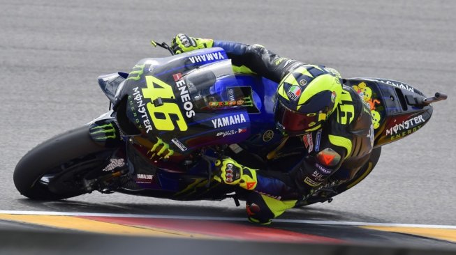 Pebalap Monster Energy Yamaha, Valentino Rossi, saat menjalani latihan bebas MotoGP Jerman di Sirkuit Sachsenring, Jumat (5/7/2019). [AFP/Tobias Schwarz]