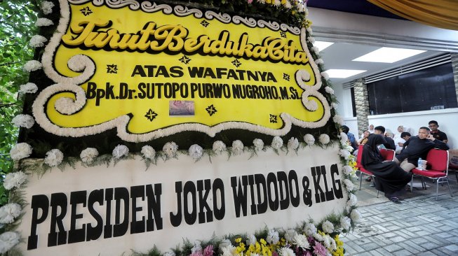 Sejumlah karangan bunga berdatangan ke rumah duka almarhum Sutopo Purwo Nugroho di kediamannya, Rafles Hills, Cimanggis, Depok, Minggu (7/7). [Suara.com/Muhaimin A Untung]