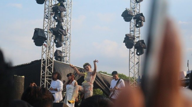Penampilan Andien dalam acara Prambanan Jazz 2019. (suara.com/Una)