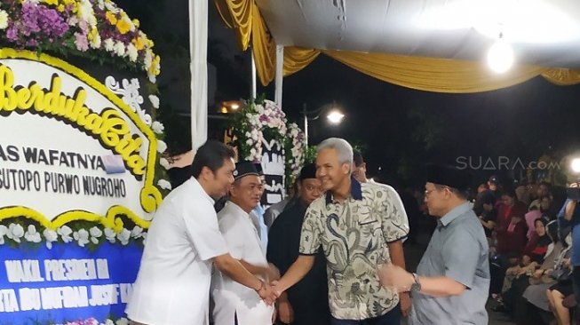 Gubernur Ganjar Pranowo Ikut Bertakziah ke Rumah Duka Sutopo