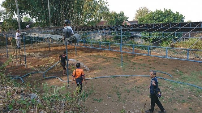 Persiapan pemakaman jenazah Kapusdatin Sutopo PN di Boyolali, Jawa Tengah. (Suara.com/Ari Purnomo).