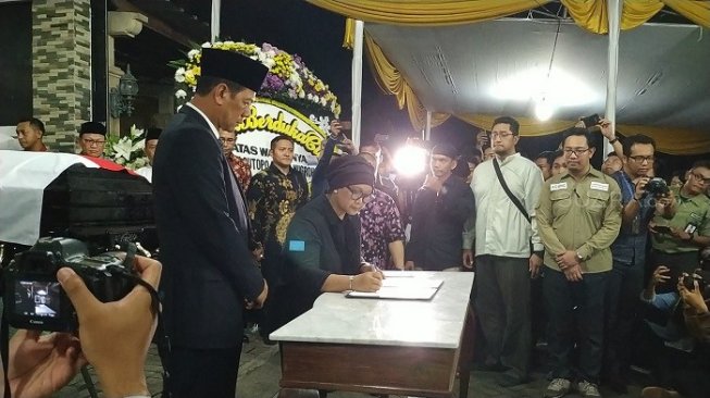 Menlu Retno saat menyerahkan jenazah Almarhum Sutopo di rumah duka. (Suara.com/Yasir).