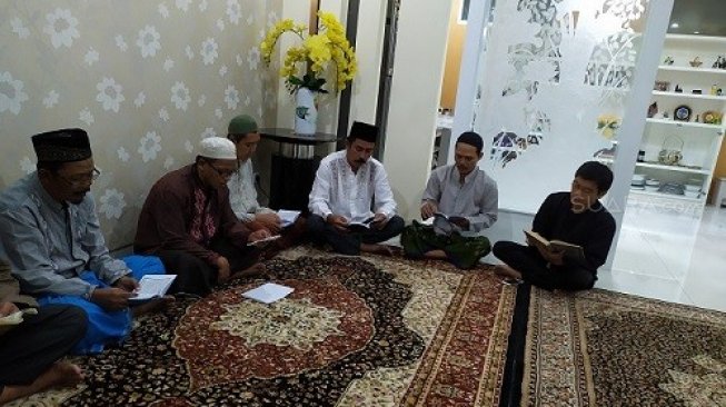 Keluarga mendiang Sutopo menggelar tahlilan di rumah duka. (Suara.com/Supriyadi)