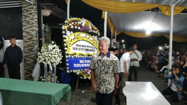 Gubernur Jawa Tengah Ganjar Pranowo saat tiba di rumah duka almarhum Sutopo (Suara.com/Yasir).