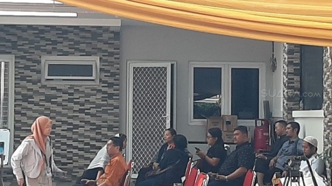 Suasana para pelayat di rumah duka Kapusdatin BNPB Sutopo PN di Depok. (Suara.com/Supriyadi)>